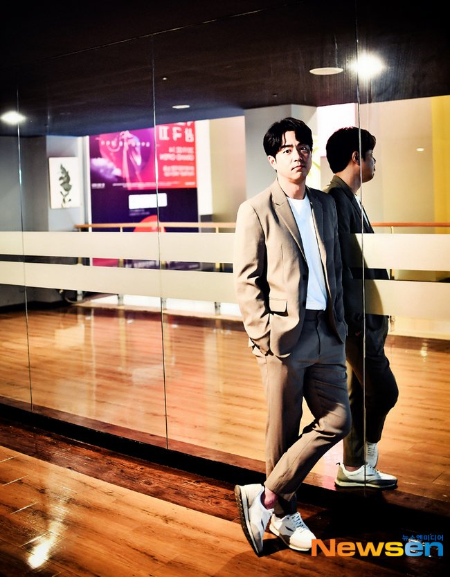 emptynightxx's tweet photo. ‘비밀의 정원’ 전석호 “눈치보지 않고 솔직하게 찍은 작품”[EN:인터뷰]
https://t.co/gnRl9vrZZP https://t.co/p5XY7zFJCU