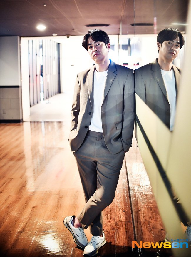 emptynightxx's tweet photo. ‘비밀의 정원’ 전석호 “눈치보지 않고 솔직하게 찍은 작품”[EN:인터뷰]
https://t.co/gnRl9vrZZP https://t.co/p5XY7zFJCU