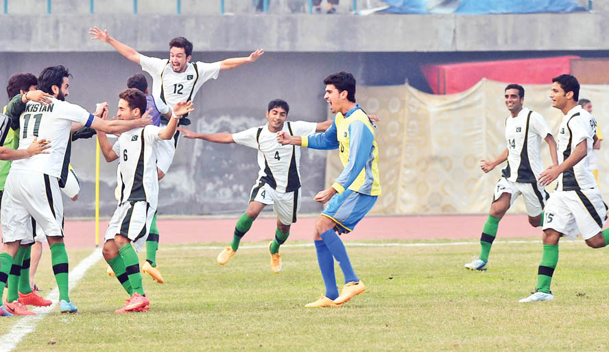 Samiitweetss's tweet photo. RESPECT THE GAME
RESPECT THE PLAYERS ⚽️🇵🇰✊
#saveusfromFIFAban
#Footballpakistan
@Kaleemullah_10 @dgia @ZiaKhanqta @ImranKhanPTI @HamidMirPAK @AajKamranKhan @ARYSports_Web @geosupertv @PTVSp0rts https://t.co/mGrGP8yert