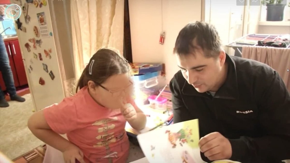 lentaruofficial's tweet photo. На 6-летнюю девочку подали в суд из-за долгов её погибшей мамы. Та умерла в 2016 году, а долги за отопление перешли на дочь.

В деле разбирались три месяца, суд провёл несколько заседаний. Только сегодня, когда вмешалась уполномоченная по правам ребёнка, с девочки сняли обвинения https://t.co/UvklvX4svh