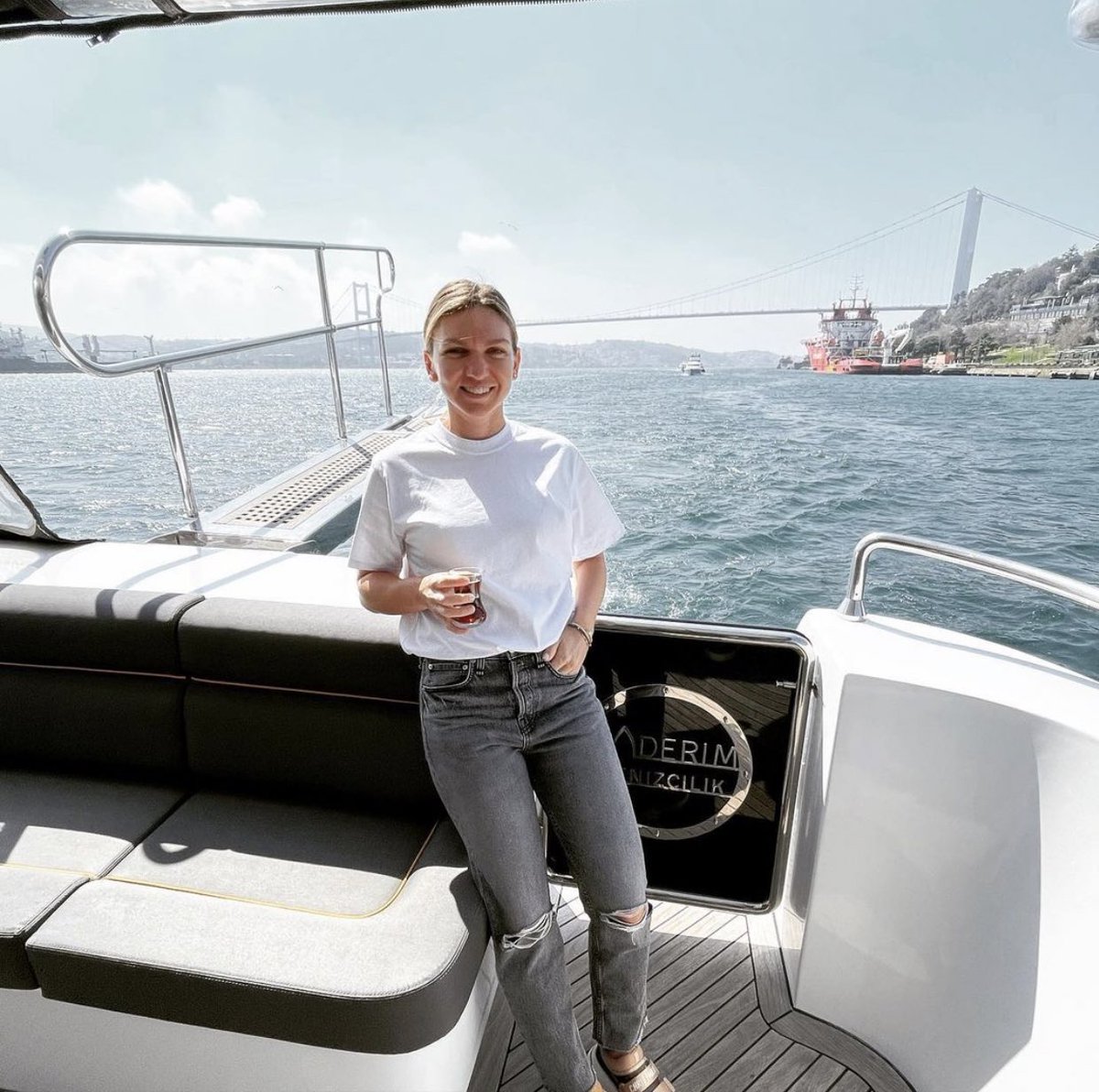 SadeceTenis's tweet photo. İstanbul Boğazı’nda tanıdık bir yüz.😍

Simona Halep İstanbul’da🌟 https://t.co/eITIhxvqqs