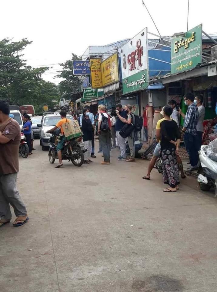 nslwin's tweet photo. Two civilians were interviewed by CNN's correspondent Clarissa Ward at Mingaladon military market. Both were abducted by Terrorists (#Myanmar security forces) and were taken to Battalion Commander's office at 2:50pm.

#WhatsHappeningInMyanmar #Apr2Coup
#MilkTeaAlliance https://t.co/2XDJOaH2zF