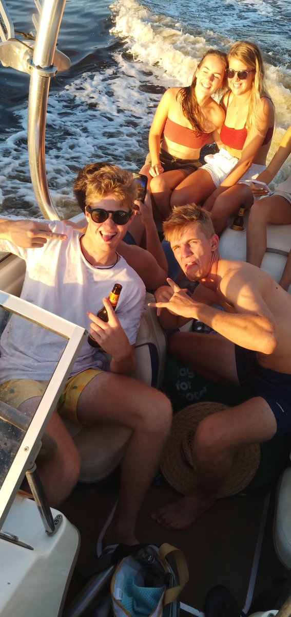 Levikleyn's tweet photo. Cap'n
#swannyD #swabriver #coupla #getthedogs https://t.co/mQqGnBgF9s