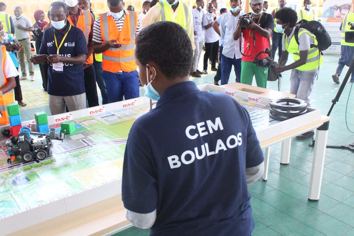 centre_cle's tweet photo. Les jeunes du collège de Boulaos ne se laisse pas faire aussi malgré pression palpable 😨

Stay tuned guys. 😋
#BCIMR #DjiboutiTelecom #STCD #CLE #MENFOP #CACbank https://t.co/j6MbYGlpNg