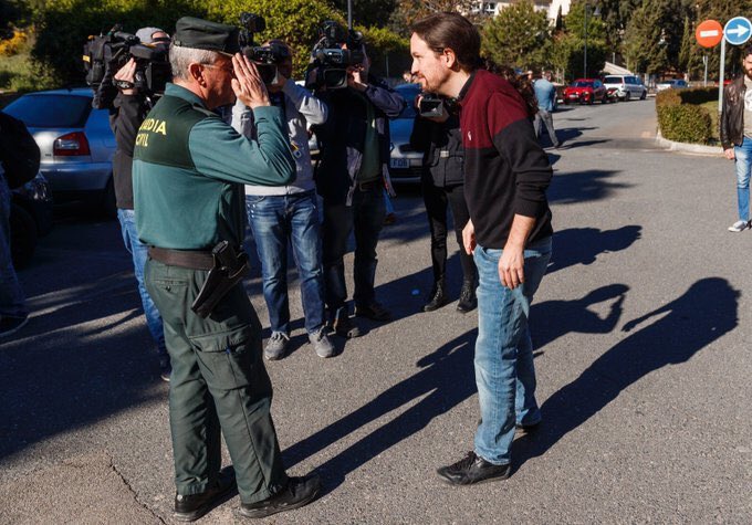 puigmelont's tweet photo. Pablo Iglesias siempre va como si estuviese llegando a la meta para la foto finish. https://t.co/IjjpWoIIWn