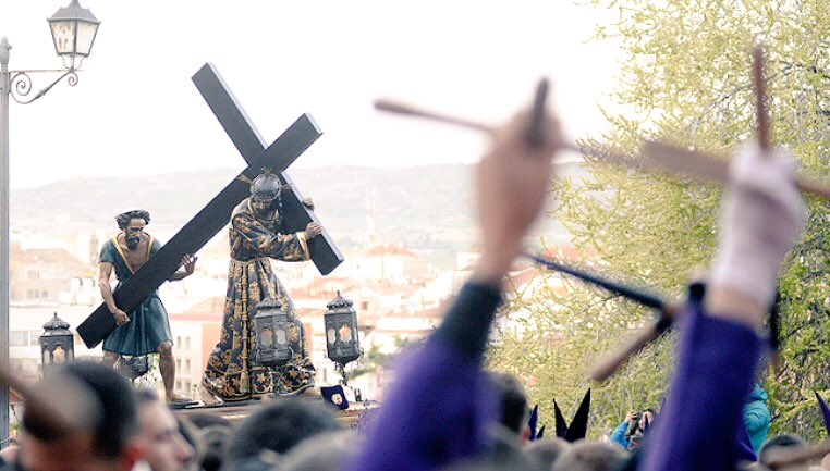 SSantaCuenca's tweet photo. Viernes Santo que ha tenido una madrugada sin golpes de tambor, sin turba a las puertas del Salvador, sin camino hacia el Calvario. #SSantaCuenca21  #CaminoJdC https://t.co/ohzjwG92IE