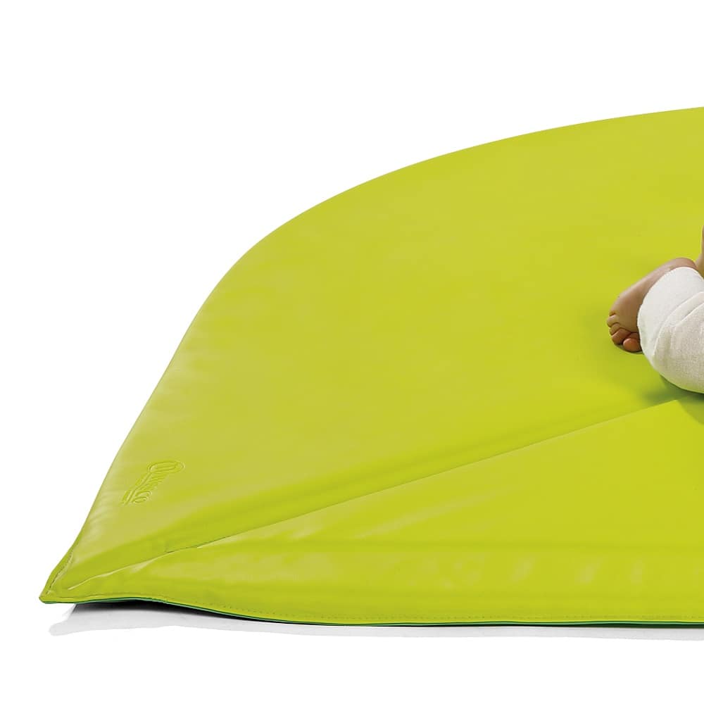 latiendafamilia's tweet photo. ¡Tapiz reversible! Compuesto de 2️⃣ caras en forma de🍃 hoja 🍃para utilizar en el suelo o plegado contra una pared para proteger a los niños. 👶🏼👶🏼
#educación #bebés #tapizbebé #tapices #tapizprimeraedad #primeraedad #jugar #familia #aprender #seguridad #latiendadelafamilia https://t.co/U5QrwaT1LP