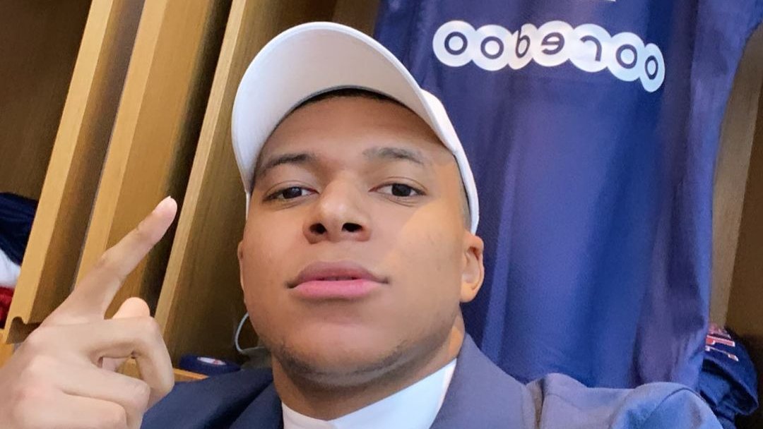 elchiringuitotv's tweet photo. 🚨 MBAPPÉ, MÁS BARATO 🚨

💥Según 'Le Parisien', el PSG ha rebajado su precio a unos 120-150 millones ante el miedo de que se vaya libre en 2022.

💰 Les costó 180 M en 2017

Nos vemos a las 14:59 en #JUGONES. https://t.co/XxK8lYHqlE