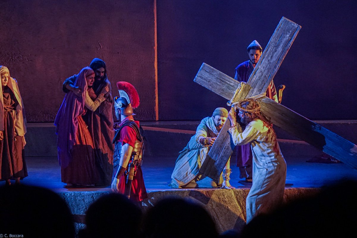 mike_massy's tweet photo. Those photos will forever be engraved in my memory.
Four years later, I can still feel the stage fright when playing this iconic role every night for 90 spectacles.
I felt the fear, but I did it anyway.
#JesusLeSpectacle
#MikeMassy https://t.co/UjbnXudscS