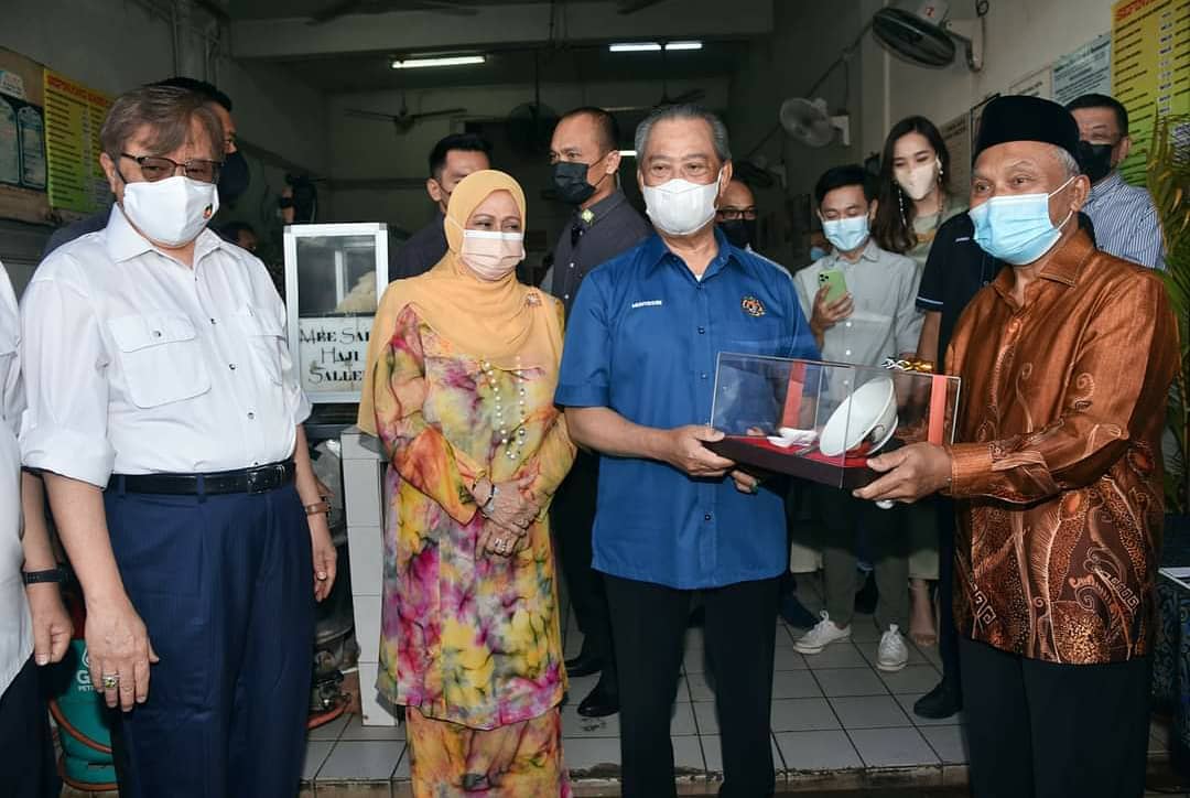 JapenSarawak's tweet photo. Perdana Menteri, Tan Sri Muhyiddin Yassin &amp; isteri, Puan Sri Noorainee Abdul Rahman awal pagi tadi berpeluang menikmati hidangan Mi Kolok Haji Salleh, Jln Satok Kuching @MuhyiddinYassin @AbgJohariOpeng
#MalaysiaPrihatin
#japensarawak
#sodiakroks https://t.co/BfX5NCvU9z