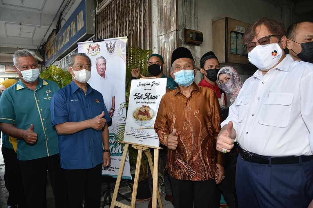 JapenSarawak's tweet photo. Perdana Menteri, Tan Sri Muhyiddin Yassin &amp; isteri, Puan Sri Noorainee Abdul Rahman awal pagi tadi berpeluang menikmati hidangan Mi Kolok Haji Salleh, Jln Satok Kuching @MuhyiddinYassin @AbgJohariOpeng
#MalaysiaPrihatin
#japensarawak
#sodiakroks https://t.co/BfX5NCvU9z