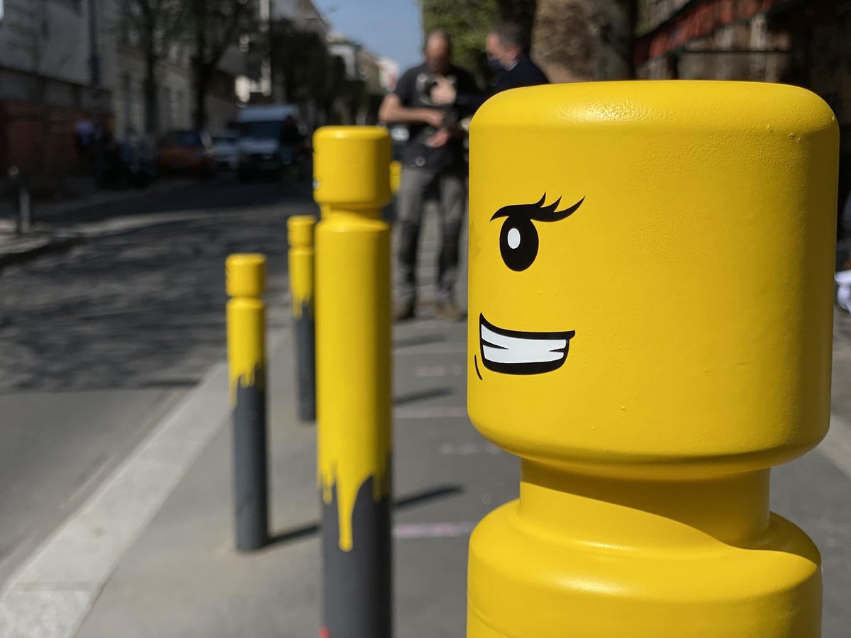 PatriceBessac's tweet photo. Montreuil accueille les « toys urbains » de l’artiste @LeCyKlop !

Merci pour ces belles réalisations qui donnent vie à notre espace public. https://t.co/s81OrvNTKR