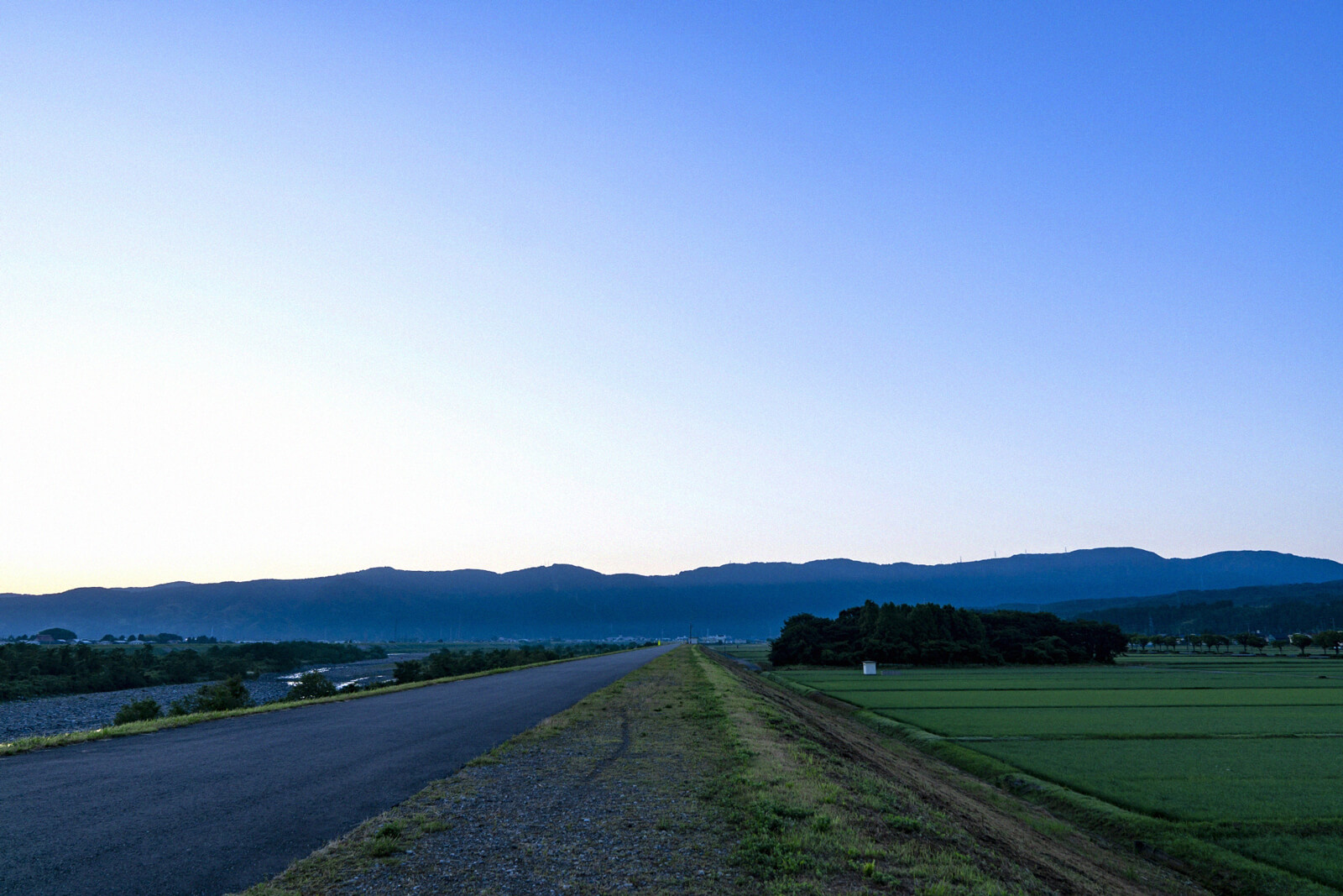 暦生活 こよみせいかつ 暁 東雲 曙 あかつき しののめ あけぼの のお話 夜が明けようとするとき 漆黒の空がパッと白っぽくなります このような 空が白んでいる段階のことを 東雲 しののめ といいます 美しい日本語のお話です 暁 暦生活 こよみせいかつ 暁 東雲 曙 あかつき しののめ あけぼの のお話 夜が明けようとするとき 漆黒の空がパッと白っぽくなります このような 空が白んでいる段階のことを 東雲 しののめ といいます 美しい日本語のお話です 暁