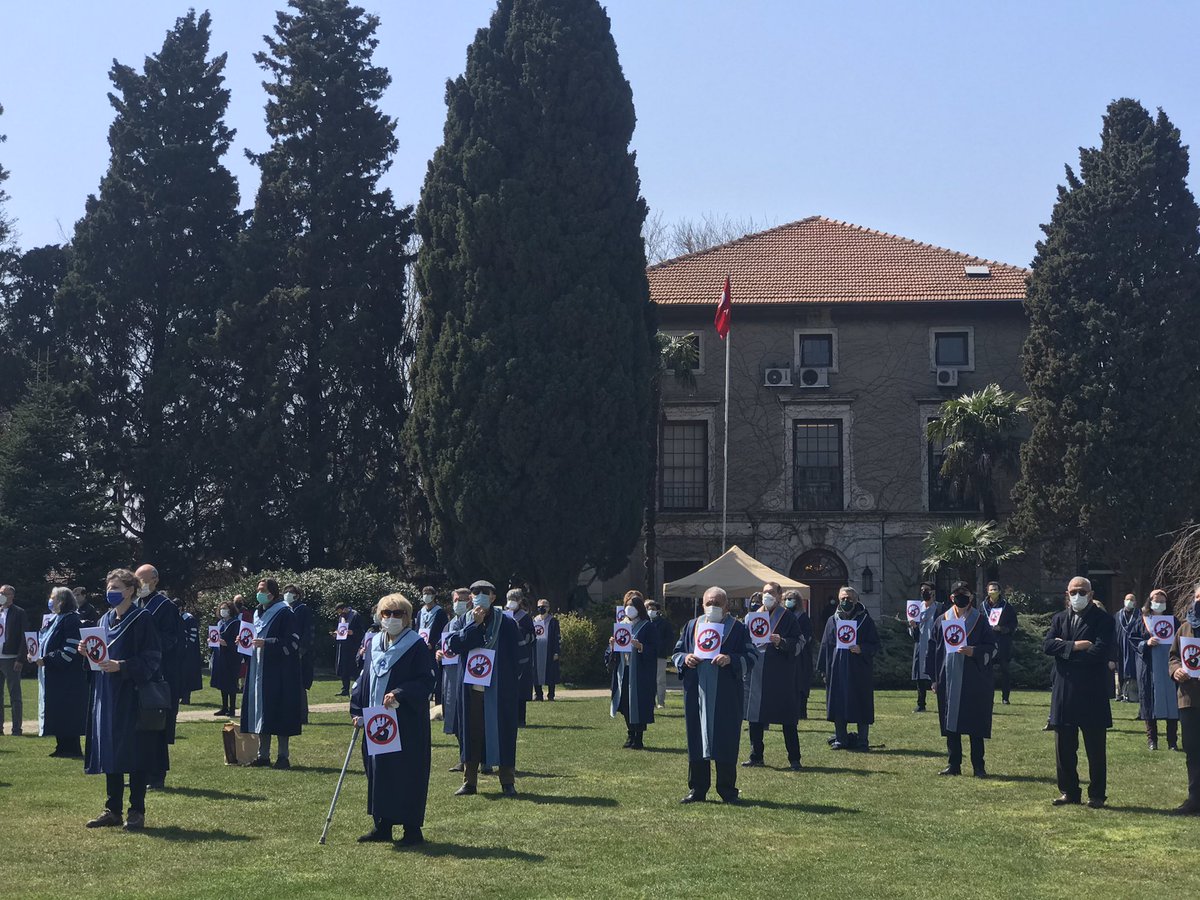 bufokhaber's tweet photo. Boğaziçi Üniversitesi akademisyenleri, Kadıköy’de öğrencilere uygulanan orantısız polis müdahelesine tepki olarak #ÖğrencimeDokunma diyerek bugün de rektör atamasını protesto etti.

#BoğaziciSusmayacak
#BoğaziciDireniyor 
#AkademiBiatEtmez
#melihbuluistifa https://t.co/bP5ZuXrjWA