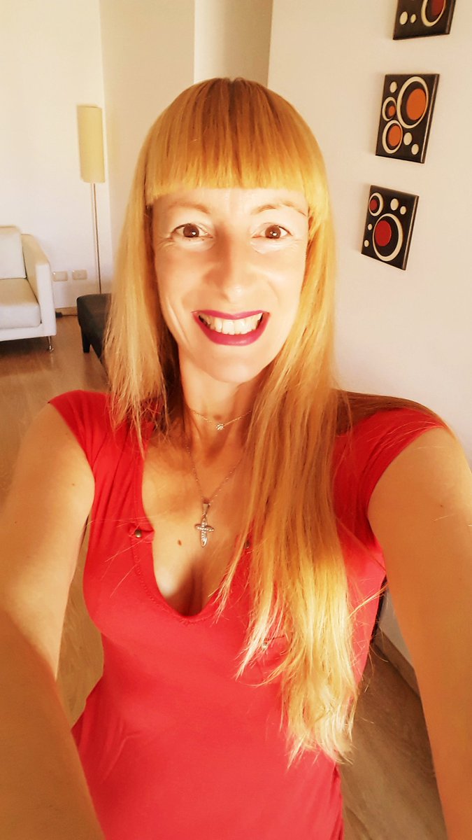 40Marialaura's tweet photo. #FridayInRed https://t.co/cJca1bbxB9
