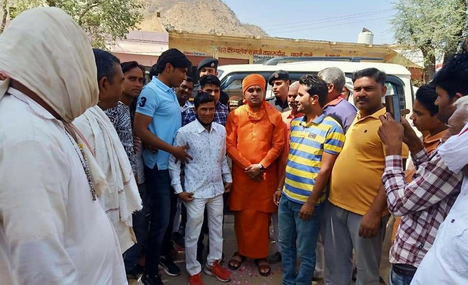 जिस आत्मीयता से आज  उमरैण,नटनी का बारा, अकबरपुर और भरथरी तिराहा में ग्रामवासियों के द्वारा मेरा स्वागत किया गया, उससे मैं अभिभूत हूँ।

आप सभी का साधुवाद।
