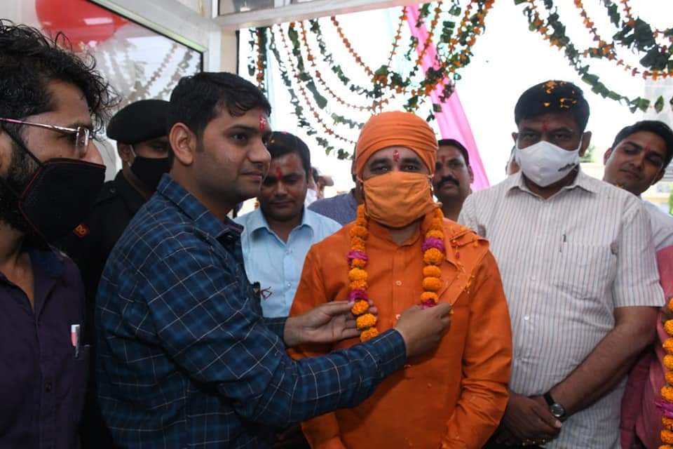 "आज विजय मंदिर रोड, अलवर में स्टार हॉस्पिटल के भव्य उद्घाटन समारोह में मुख्य अतिथि के रुप में सम्मिलित हुआ"