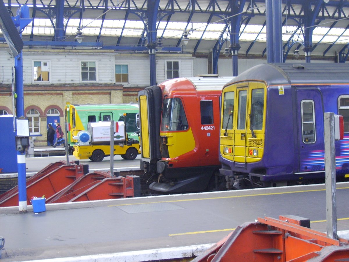 loypass_SCCar's tweet image. 🚈😢What turn out to be my last great views of the #Wessex electric - in their @SouthernRailUK / @GatwickExpress days, captured during a trip to Brighton Oct 2012 - only sighting post-refurb at Woking Jan 2020 went unrecorded. #class442 - a unit taken before its time. #BREL