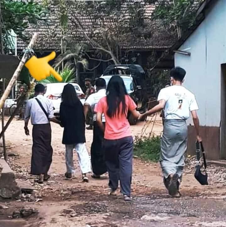 PhxAc3's tweet photo. Do you know that 2 women talked with you during your market visit at Insein were arbitrarily abducted after you left ? The reason is that they explained to you about the situation and talked to you with 3-finger salute. 
@clarissaward @cnni @CNN #WhatsHappeningInMyanmar #Apr2Coup https://t.co/vHCuV8ASOh