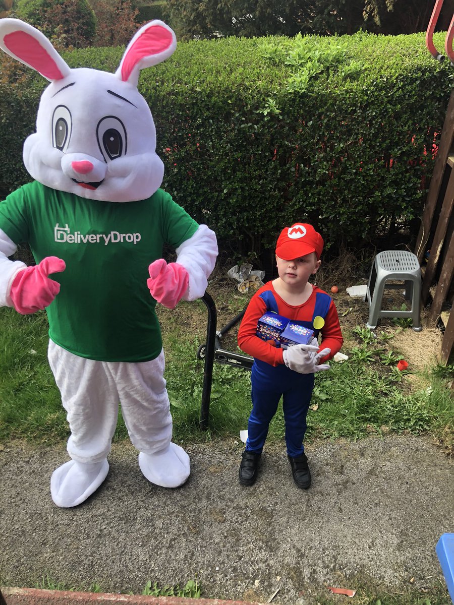 leanneroome1's tweet photo. @MeynellSchool Look who Jase has meet https://t.co/xlHYaDJw8b