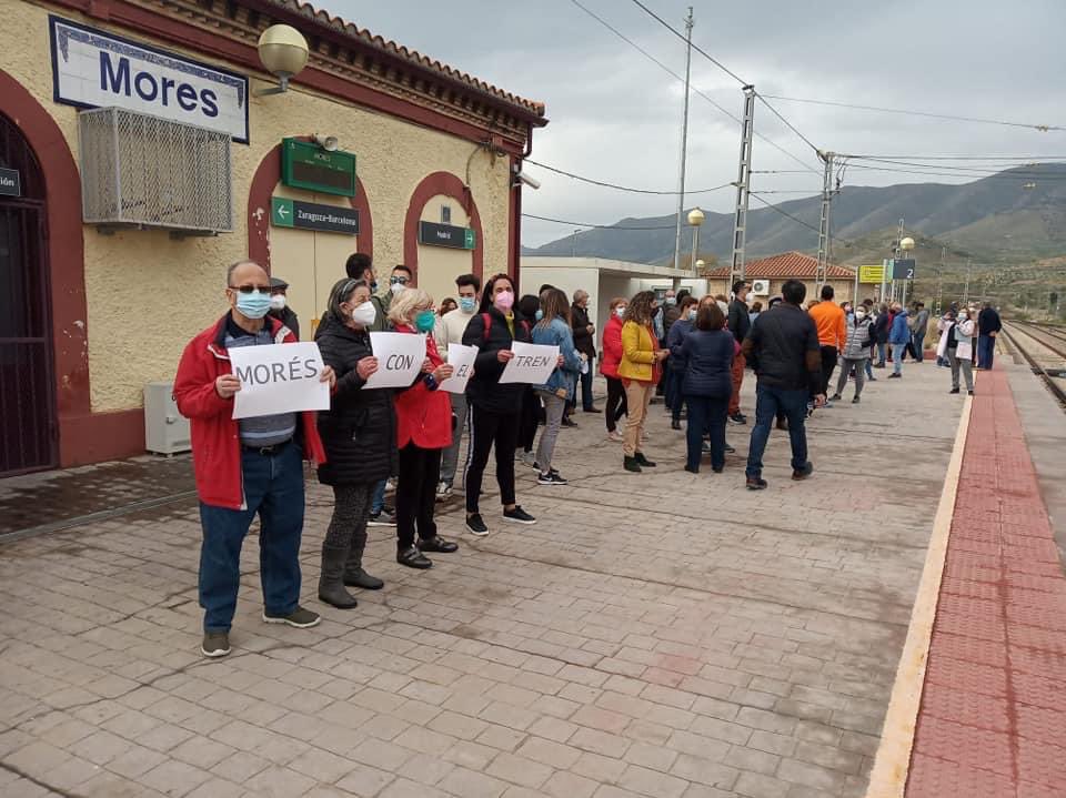 🙋🏻‍♂️ Hoy no venimos a hablar de fútbol, lamentablemente.
🤷🏻‍♂️ Hoy queremos saber porque <a href="/Renfe/">Renfe</a> nos quiere dejar de lado a los pueblos pequeños como el nuestro
🚂  Sin tren, los pueblos se mueren un poco más #Despoblación 
🎙 ¿Nos ayudáis a dar voz al #MedioRural? 
“MORÉS quiere tren”