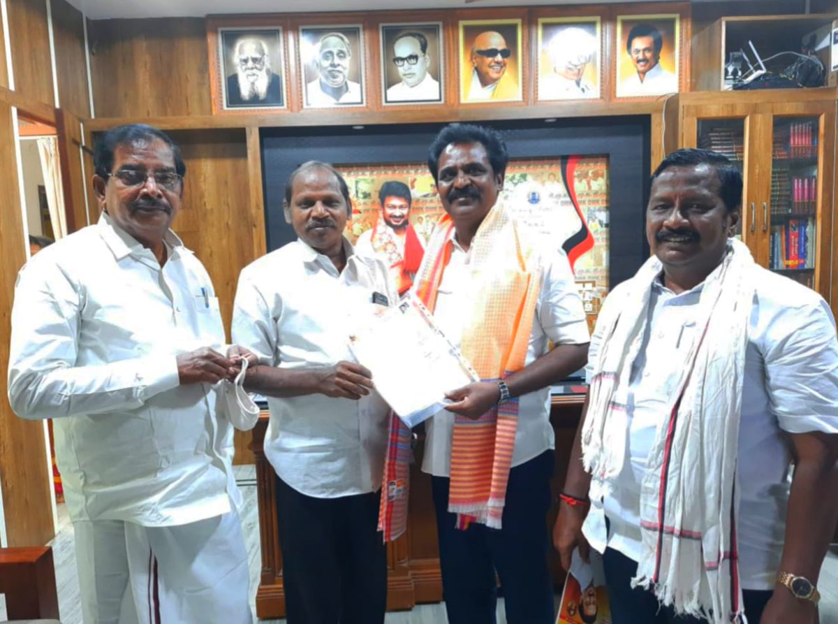 EzhilarasanCvmp's tweet photo. தலைமை இசை வேளாளர் சங்கம் தங்களது ஆதரவை தெரிவித்ததில் மிக்க மகிழ்ச்சி.
நன்றி
என்றும் அன்புடன்
உங்கள் சி.வி.எம்.பி.எழிலரசன்,B.E.,B.L.,M.L.A
காஞ்சிபுரம் சட்டமன்ற தொகுதி
#VoteForDMK #MyfirstVoteforDMK #CVMPEzhilarasan4Kanchi #TNElection2021 https://t.co/PKF7iTXqNM