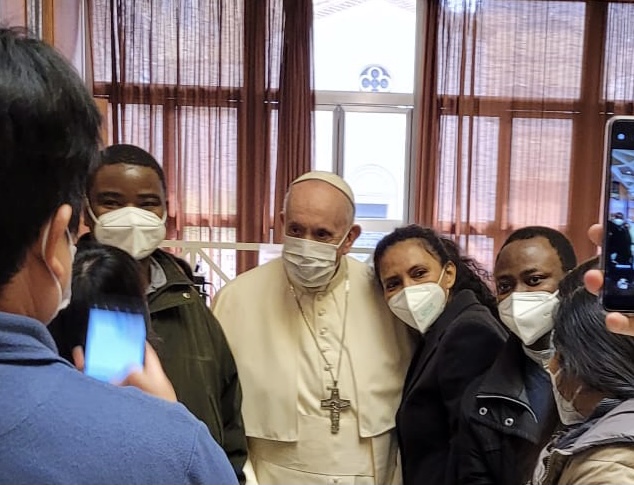 Pope Francis visited the Paul VI audience hall this morning where, at his instruction, 1200  poor,  homeless and marginalized people are  this week receiving the anti-coved 19 vaccinations. He met some of those being vaccinated his Good Friday, + medical staff giving the vaccine