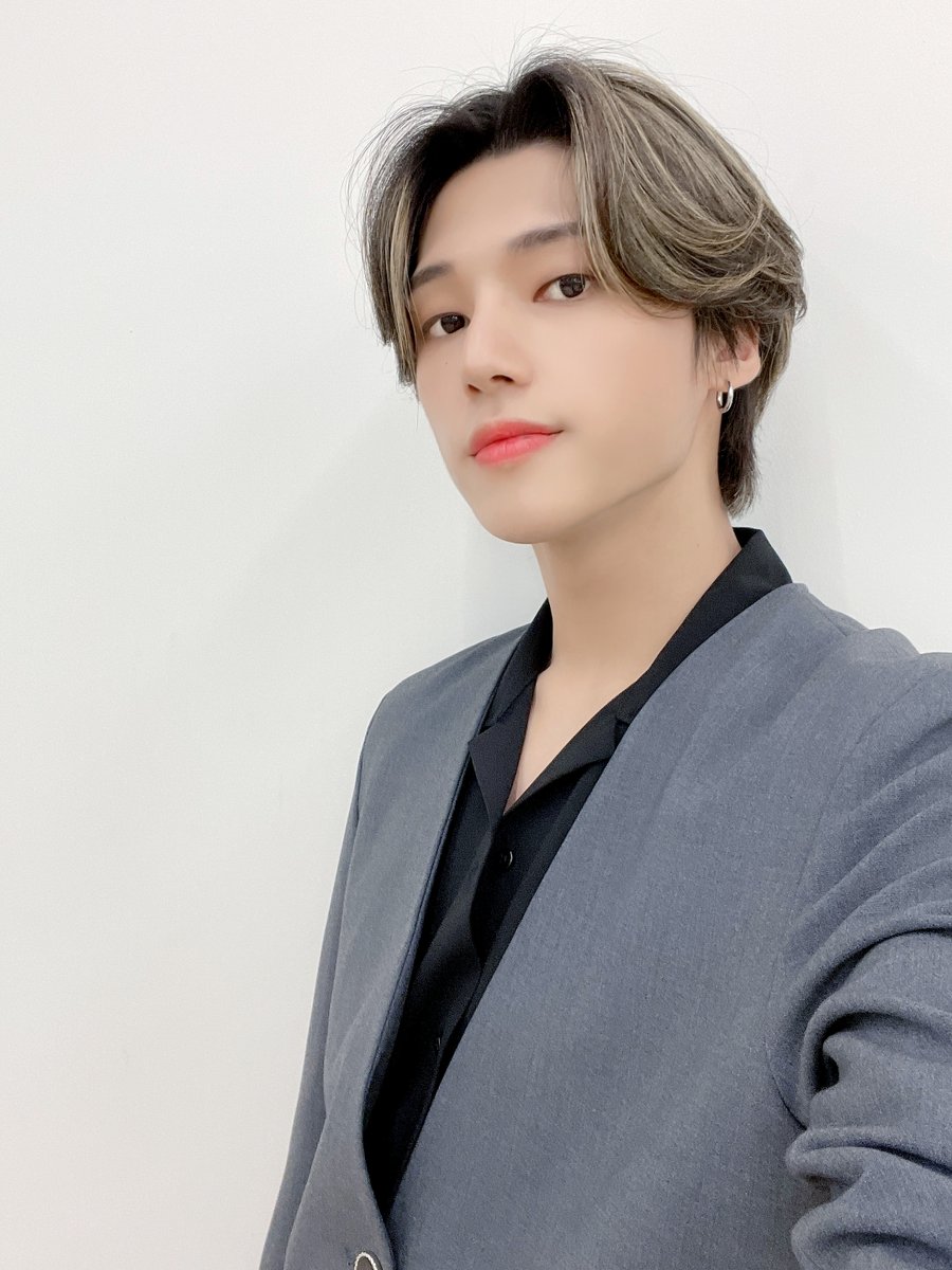 [📷] Mnet 킹덤: 레전더리 워 제작발표회 Behind Photo 2 ⠀ 에이티즈가 다양하고 성장하는 모습으로 꾸밀 경연 많이 기대해주세요! 우리 손잡고 꽃길만...