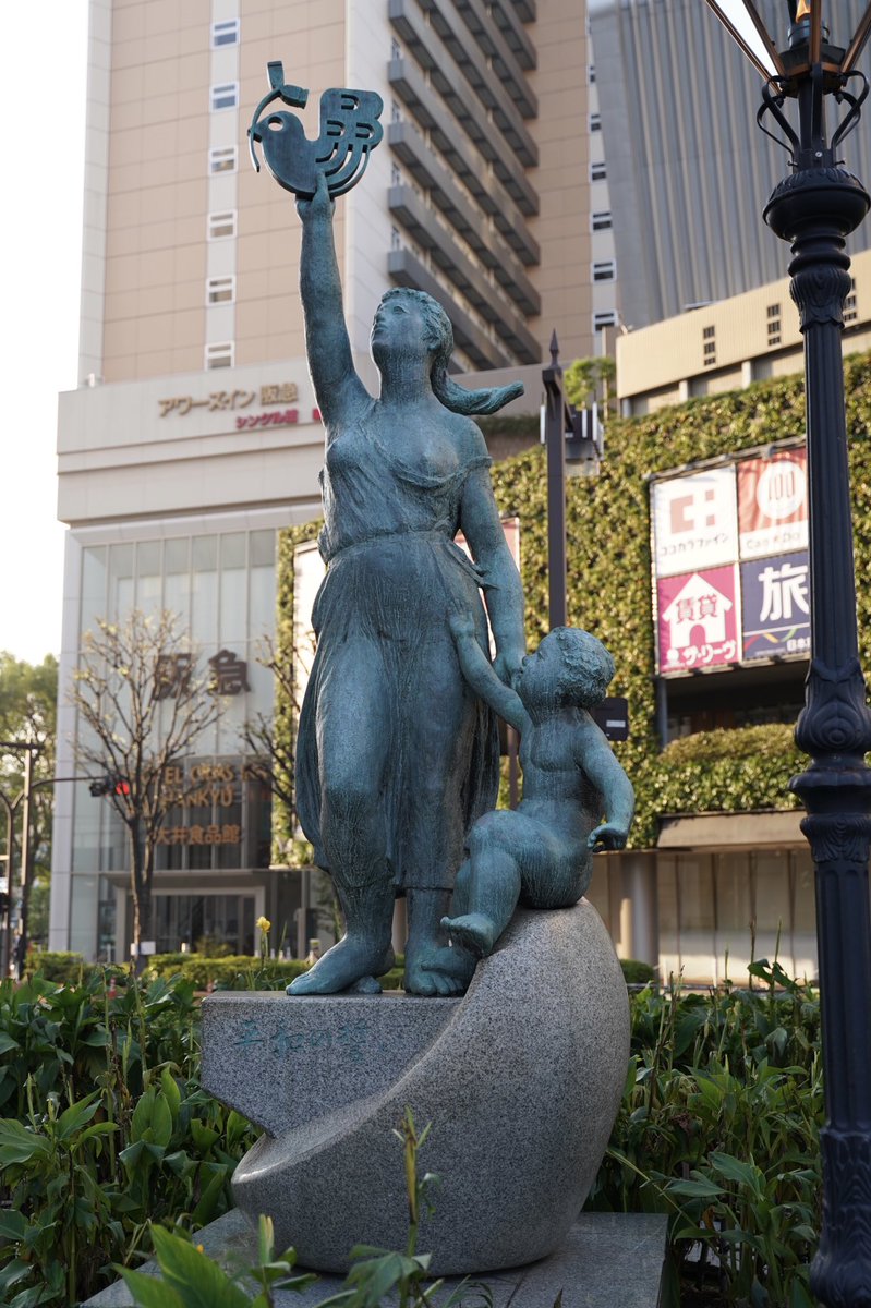 Jr大井町駅前にあるとある像が 子供からtwitterを取り上げる母の像 にしか見えないという話 Togetter