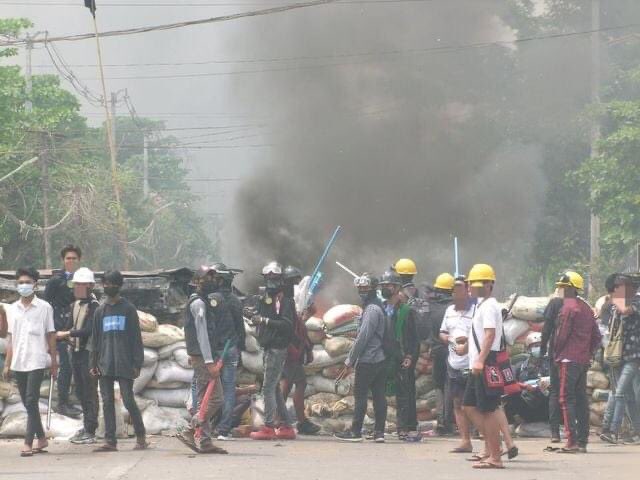 yellhtook's tweet photo. #WhatsHappeningInMyanmar 
#ChildrenRioters #PeacefulProtesters ?
#PipeGuns #Rifles
#Machetes #Arson
#ProtestersTurnViolentRioters
#ClarrisaWard ignored this?
#whatscnndoing? https://t.co/mauuUp8tRk