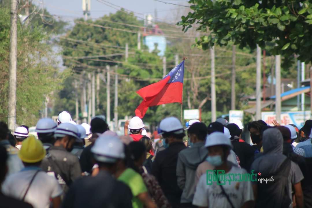 MKKLYDNB's tweet photo. The protestors from Ranpu defence team is a success today. The crowd seprarate the protests between Zay (1) and Zay (2) when the terroists are about to come at that point at Myitkyina.  
NEWS SUPPRESSION
#Apr2Coup 
#WhatsHappeningInMyanmar 
#InternetShutdown https://t.co/APyauXWyfn