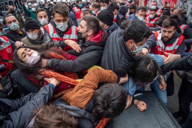 SP_inworld's tweet photo. Bülent Kılıç @Kilicbil 
Istanbul - Turkey
2021 

#BülentKılıç #Istanbul #Turkey #streetphotography #NefesAlamıyorum https://t.co/aBCJ8Rkays