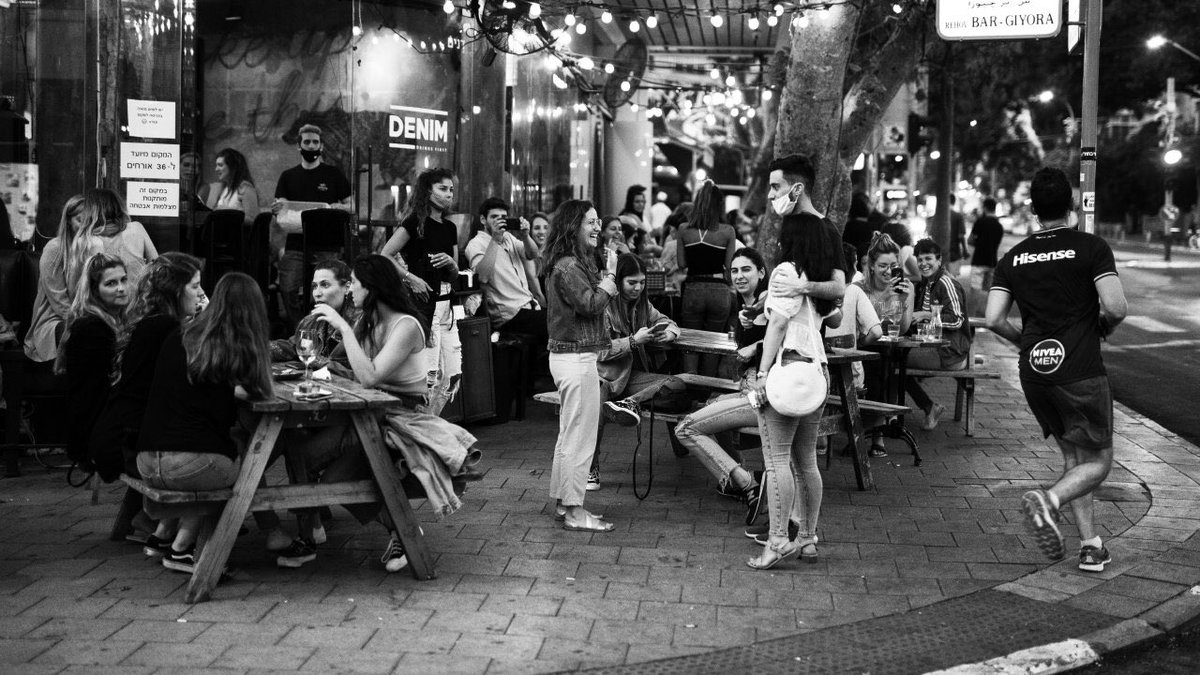 italbers's tweet photo. Ondertussen in TelAviv. Deze foto. Heimwee naar een tafel met vrienden, een terras, een glas, een lach. 
 https://t.co/R6XbMkrBok https://t.co/jGUnJW7iRR