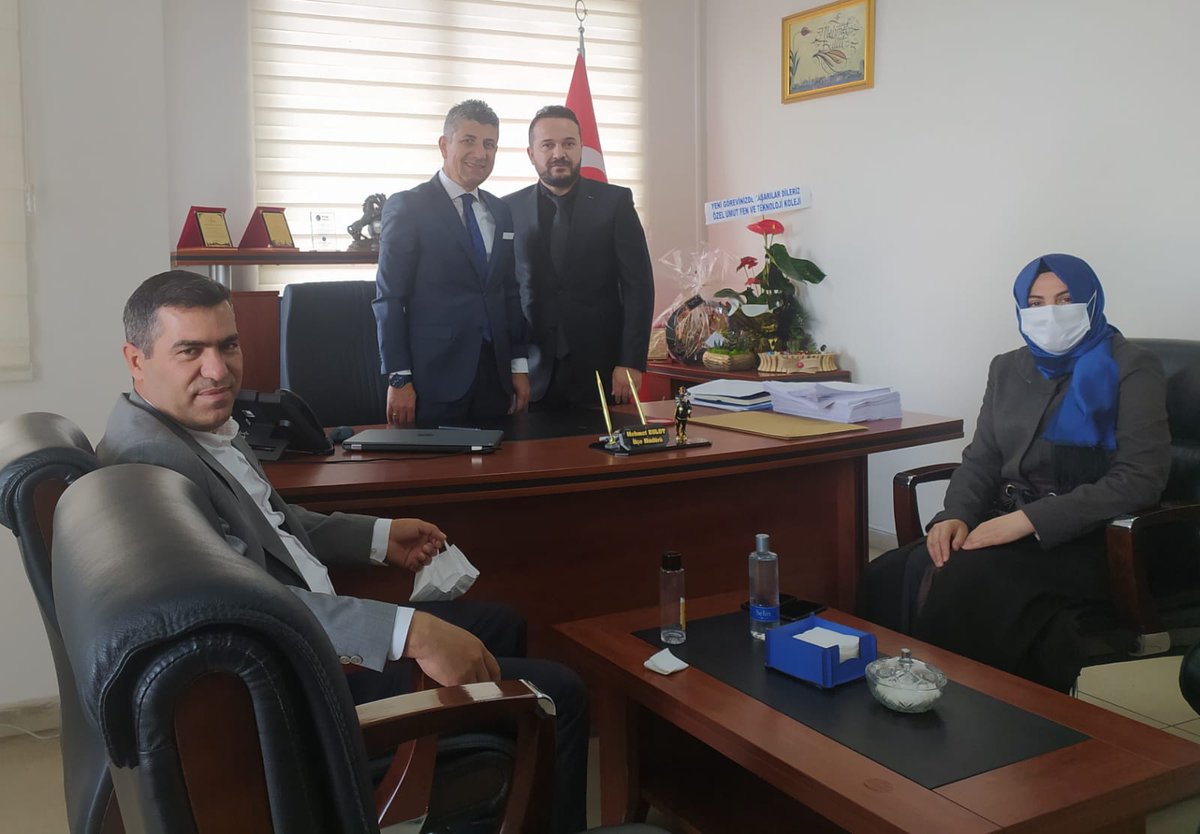 kosuyoluoo's tweet photo. https://t.co/6pbcqJnklt.Mehmet BULUT'u Kosuyolu idaresi olarak ziyaret ettik.Kendilerine okul müdürü Ramazan ÖZDEMİR tarafındn çizilen portresini hediye ettik.@Mehmet_Bulut21 @ziyaselcuk @YUKSELARSLAN217 @suleymansoylu @Diyarbakirmem @diyarbakirbld @BaglarMEM21 @belediyebaglar https://t.co/7rVhFFdTsf