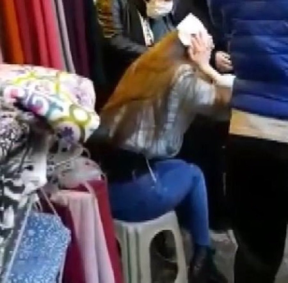 Bursa’da 18 yaşındaki Buse, işten çıkıp evine giderken, tanımadığı bir erkeğin “muştalı” saldırısına uğradı...