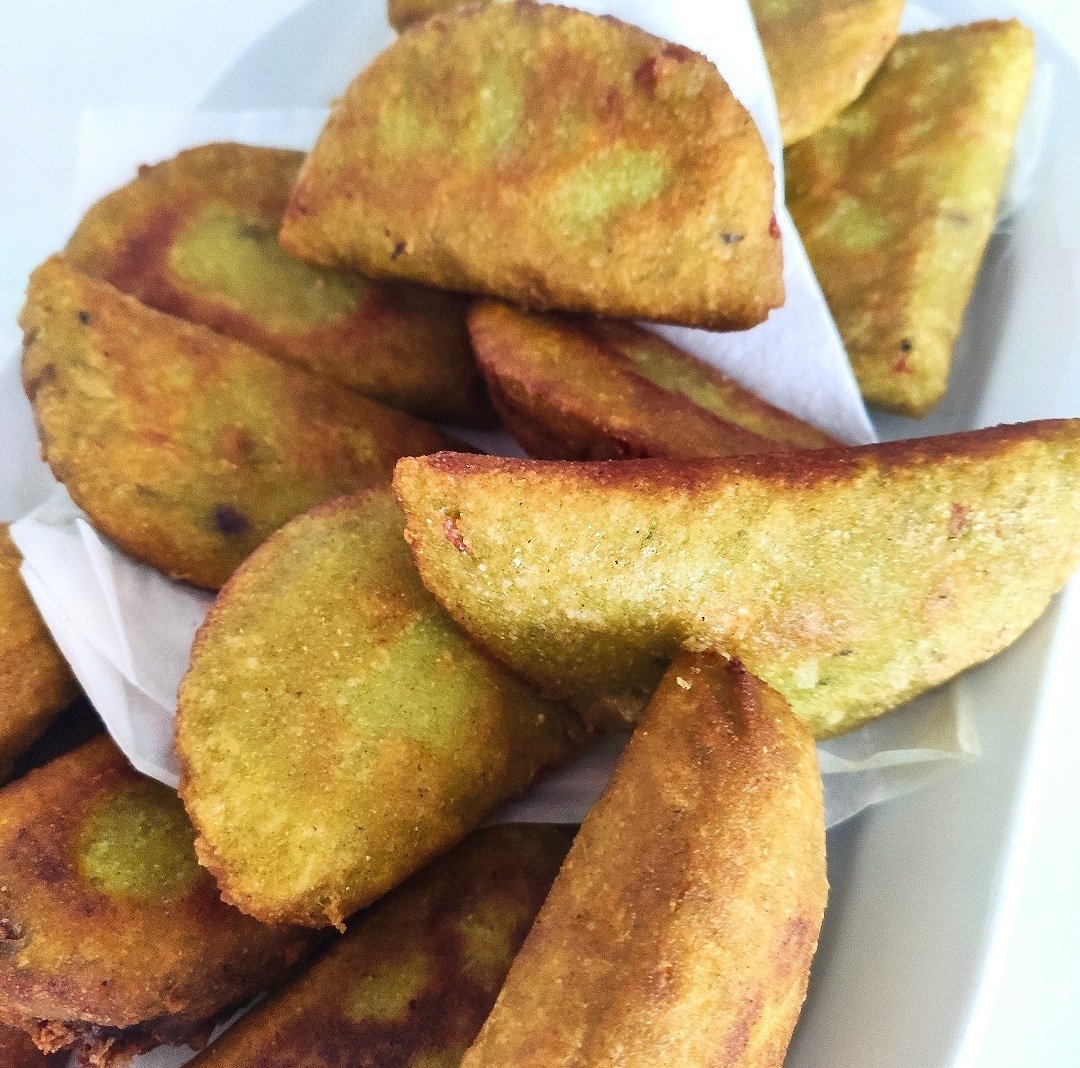 AlquimiaChef's tweet photo. La moringa,alto contenido d vitaminas A,grupo B,C,E,potasio, magnesio,manganeso,hierr,antioxidantes,recomendada para subir nuestras defensas y prevenir procesos virales/
Mini empanaditas de harina de maíz y polvo de moringa @sanetanc rellenas de queso, jamón y queso y caraotas. https://t.co/Ovlipy31vM