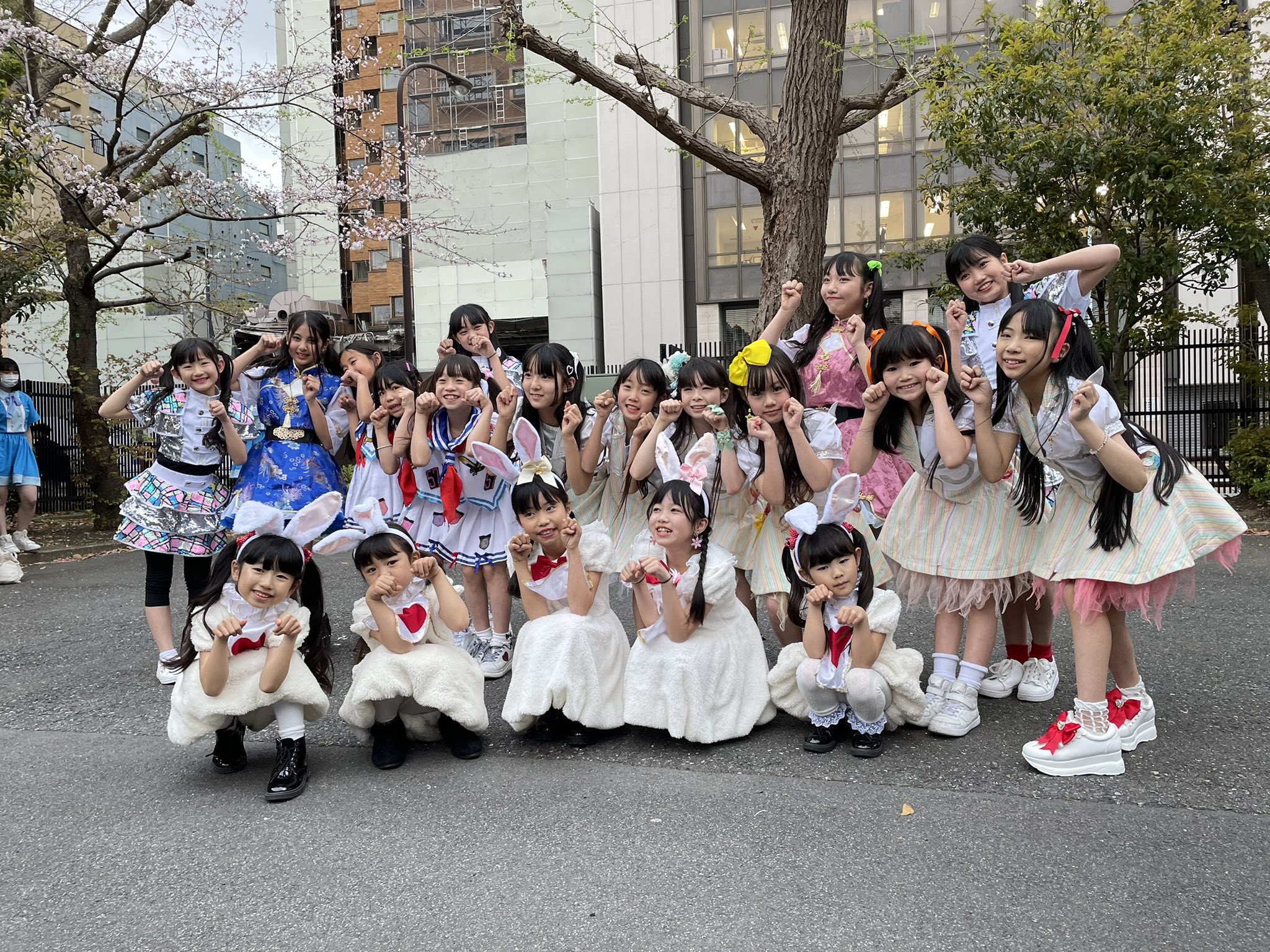 Twitter 上的 Kuwagata Kids 公式 とっても可愛いこにゃんこさんとクワガタキッズの集合写真 こにゃんこポーズでみんなで撮影したよー Twitterでよく見るアイドルさんに会えて興奮気味のクワガタキッズ達です クワガタキッズ こにゃんこ キッズ