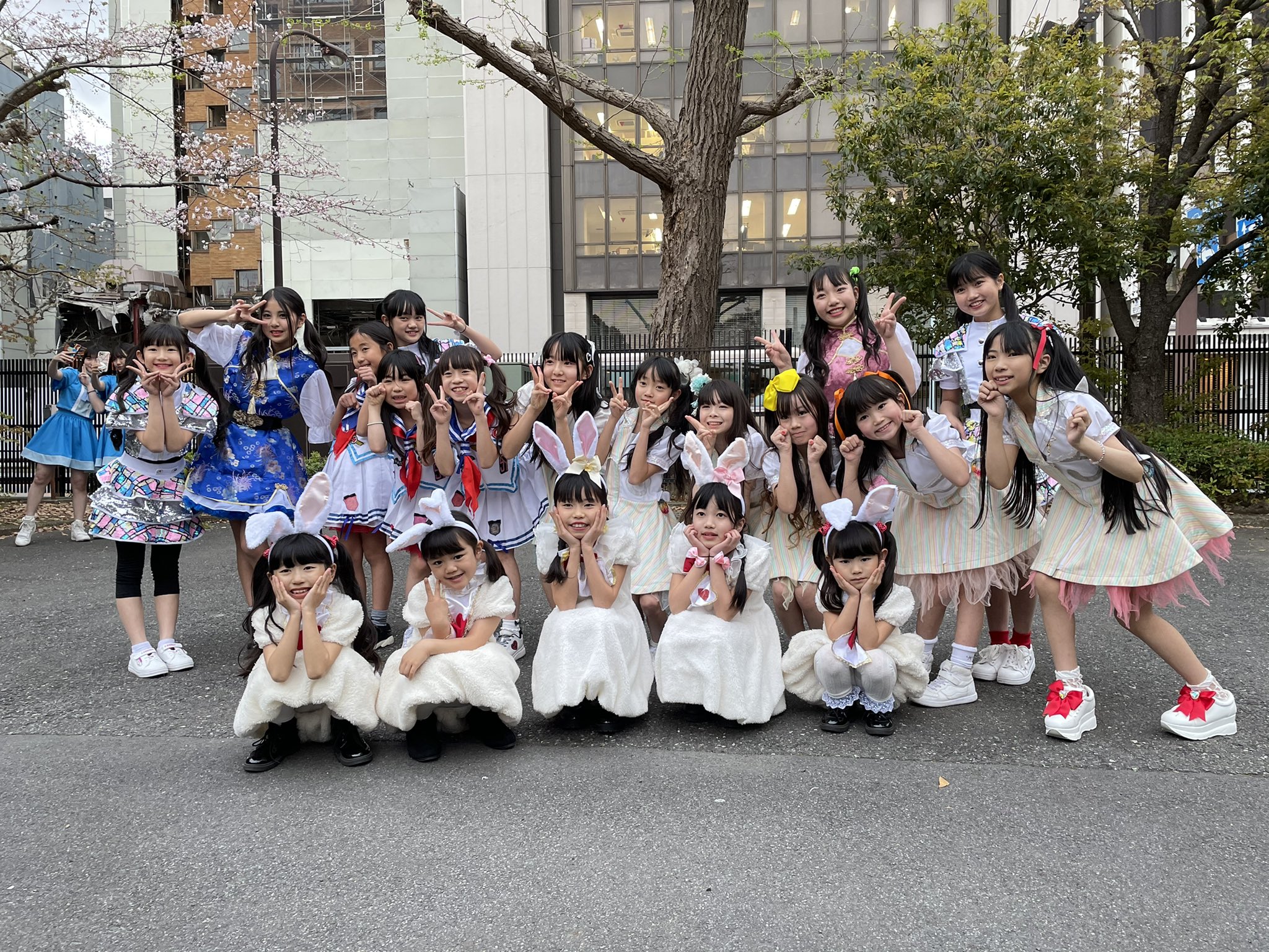 Twitter 上的 Kuwagata Kids 公式 とっても可愛いこにゃんこさんとクワガタキッズの集合写真 こにゃんこポーズでみんなで撮影したよー Twitterでよく見るアイドルさんに会えて興奮気味のクワガタキッズ達です クワガタキッズ こにゃんこ キッズ