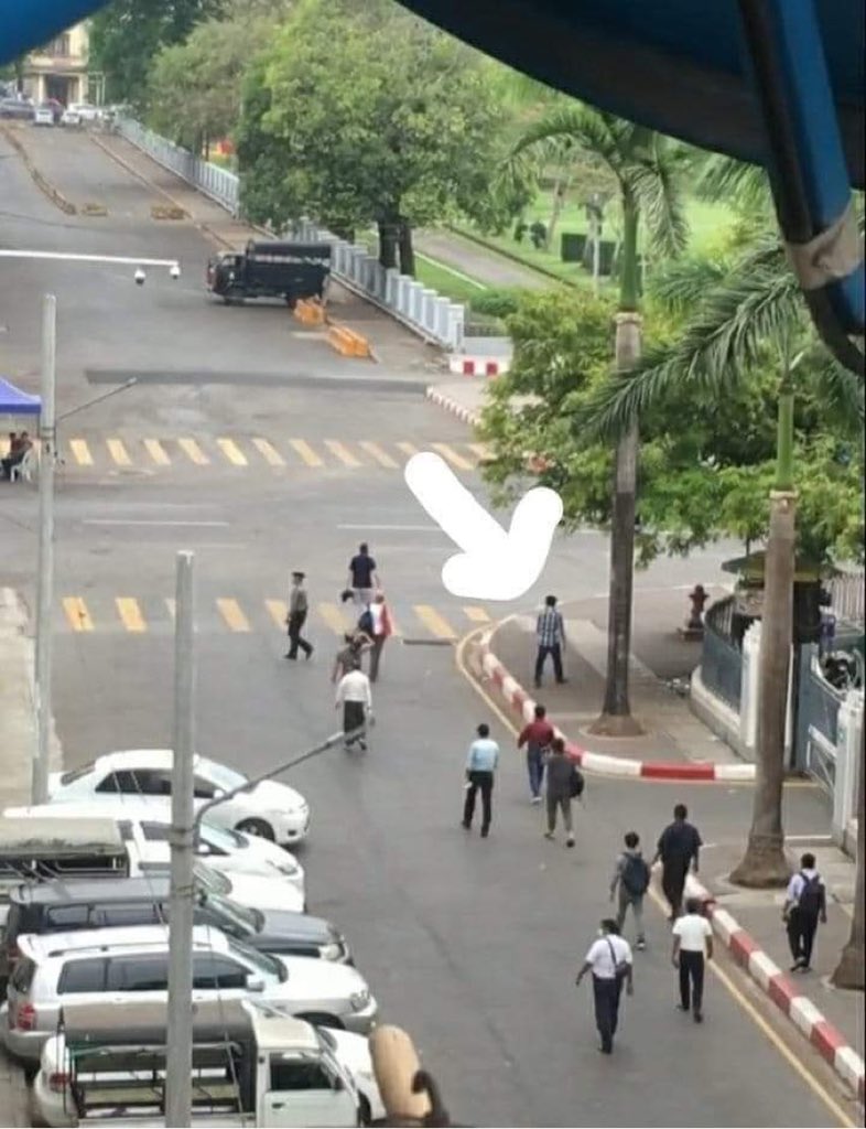 A Special Branch officer or Military intelligence officer has been closely following CNN's correspondent Clarissa Ward. 4 civilians have been abducted after interviews in Insein and Mingaladon.

#WhatsHappeningInMyanmar #Apr2Coup
#MilkTeaAlliance #AntiFascistRevolution2021