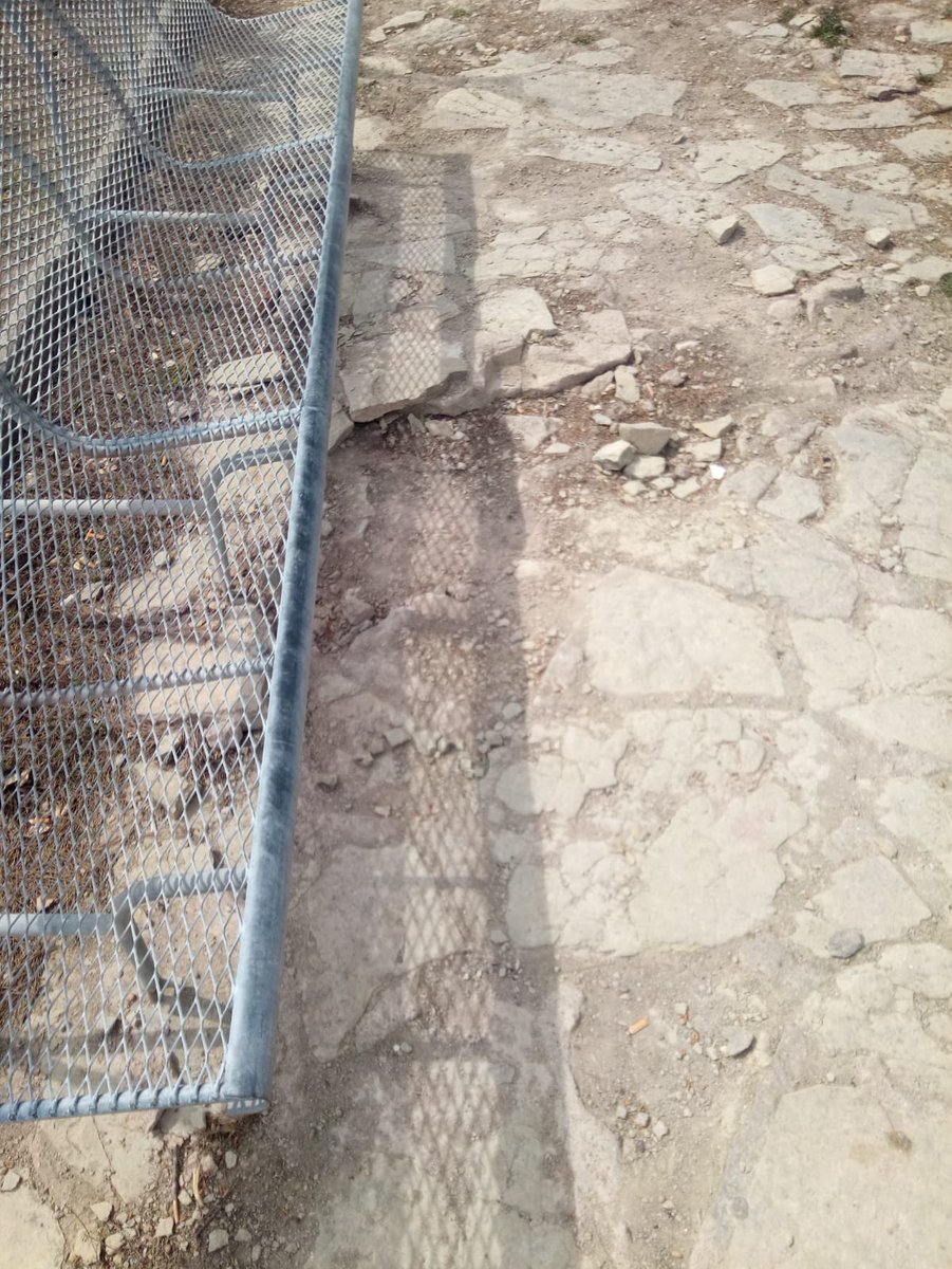 MoraEbre's tweet photo. -- Informació local --
Lamentable l'estat de la plaça de la Creu Roja, menys "postureo" i més adequar un espai per ajudar a la gent. https://t.co/qkER6AiP02