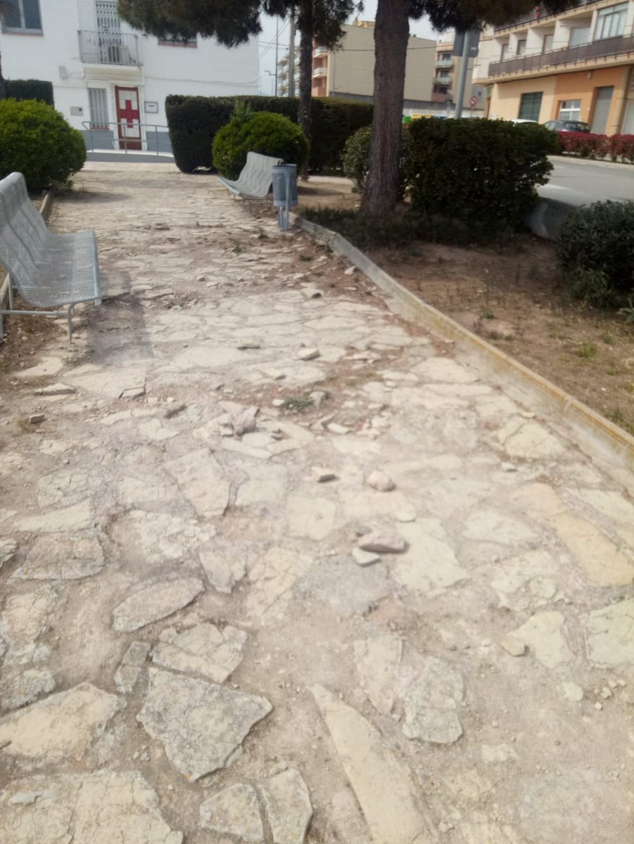 MoraEbre's tweet photo. -- Informació local --
Lamentable l'estat de la plaça de la Creu Roja, menys "postureo" i més adequar un espai per ajudar a la gent. https://t.co/qkER6AiP02