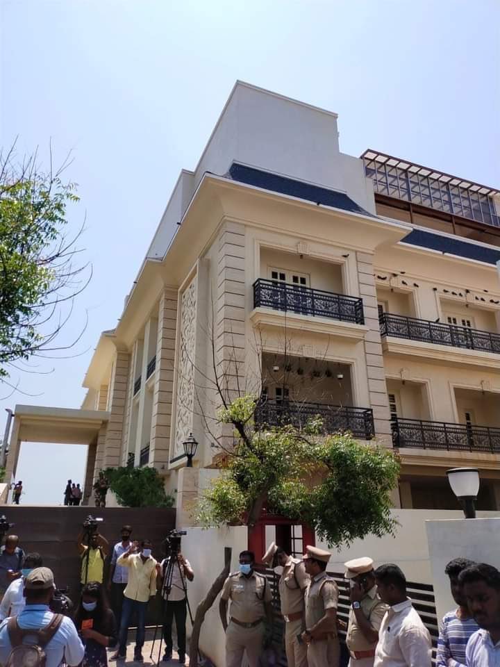 MANIKANDAN1192's tweet photo. DMK
Member                       Daughter
House                           house
That's it for DMK.

#ITRaid https://t.co/eRQewQbi3t