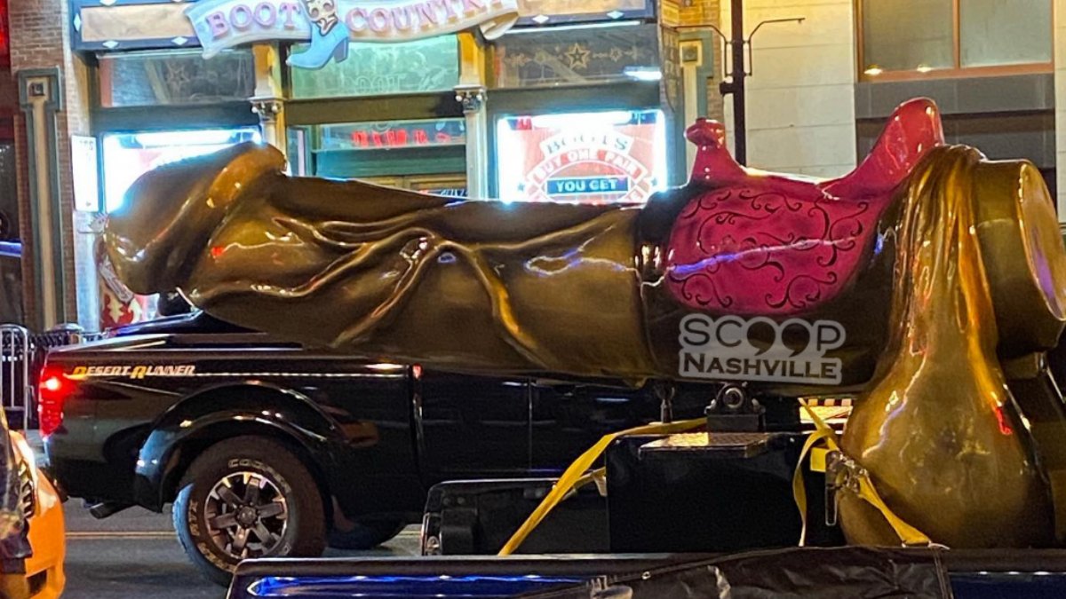 scoopnash's tweet photo. Y'all: tourists can now ride a *checks notes* giant cock on Broadway in #DowntownNashville - unclear if the goal is 8 seconds or 3 minutes, via @KohNashville.
Either way, we're #OpenForBusiness
@freddieoconnell @brettawithers @JohnCooper4Nash @GovBillLee https://t.co/UF2BxE9rcA