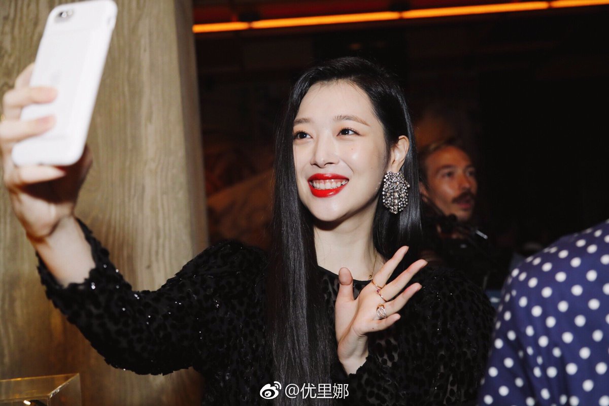 redqueensulli's tweet photo. #Sulli https://t.co/5Tmm6g9sdN