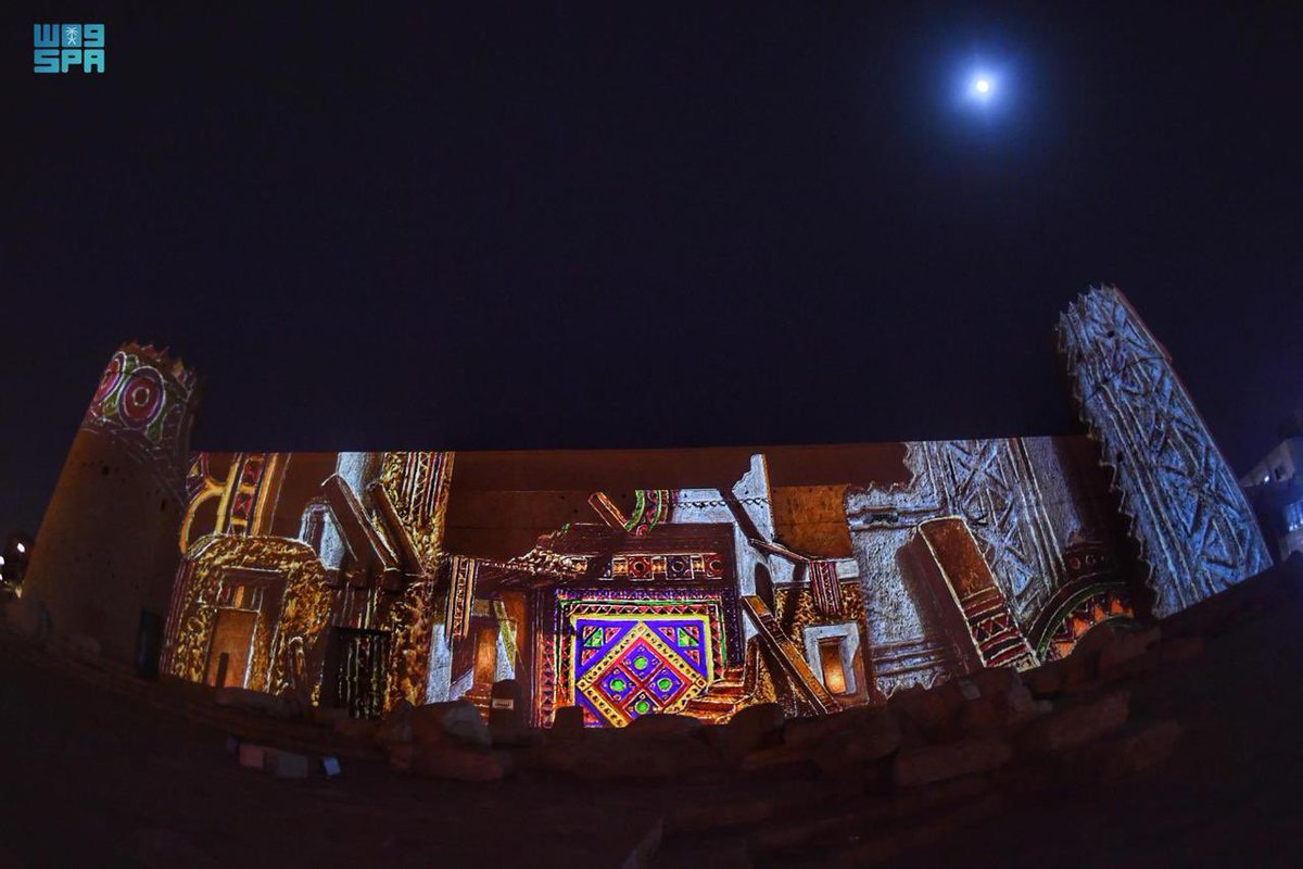 InAlllangsIW's tweet image. יותר מעשר יצירות אמנות בהשראת מוטיבים מסורתיים של נג&apos;די. 

ארמון אלמסמק בעיר #הריאד הוא מספר יצירות אמנות אדריכליות המשתמשות באור

#SaudiArabia 
#inalllanguages