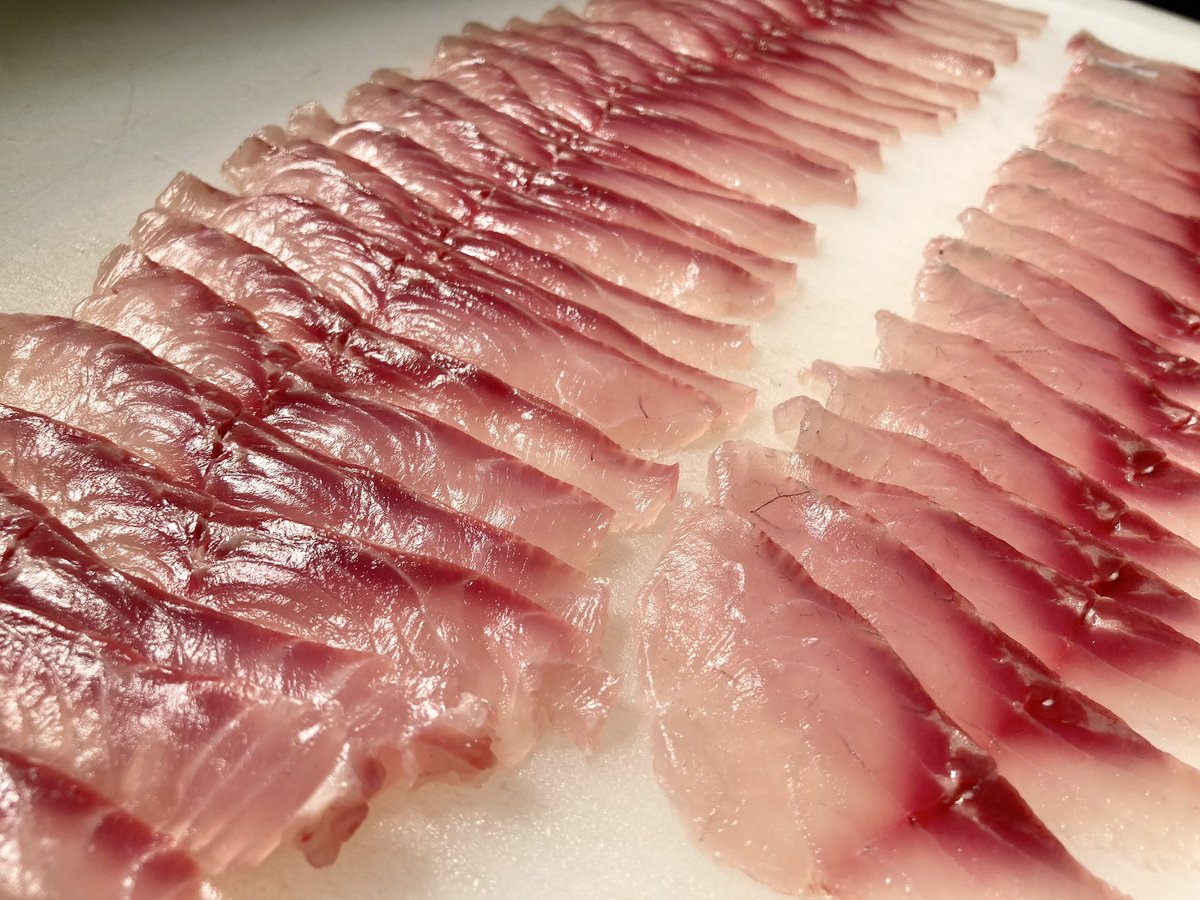 aki_rina's tweet image. 売上が7割減していると連絡が。過密養殖を避けて無投薬で「鯉」を育ててるこちらの漁師さん、その鯉をじっくり氷温熟成したお刺身が出品されていたので微力ながら購入しました🐟熟成した鯉はしっとりとして旨味と甘味が強いそう。刺身好きの方はぜひ！
↓
tabechoku.com/producers/2354…

#農家漁師からのSOS