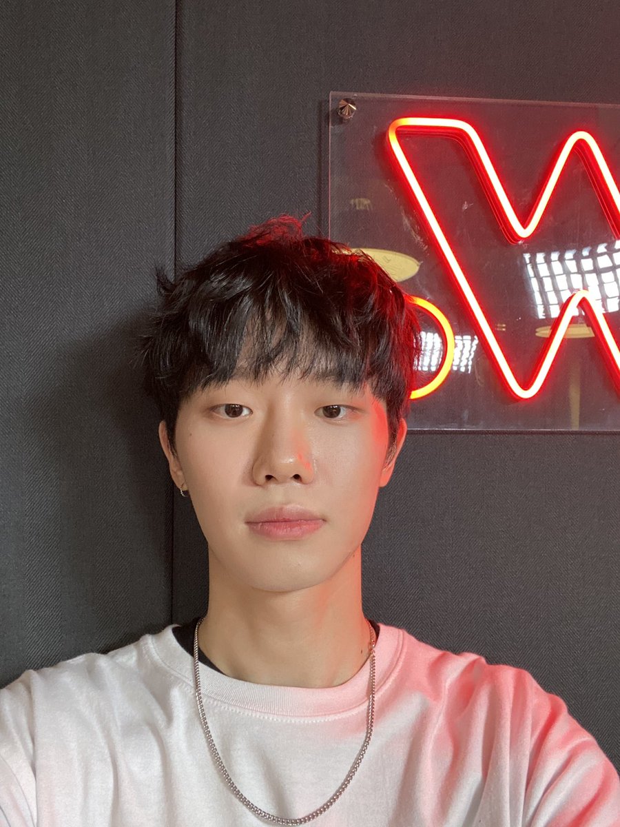 hahyunsang_twt's tweet photo. 팬 여러분💜 행복한 금요일 저녁 보내고 계시나요? 오늘 밤도, 내일 밤도 매일매일 심야영화와 계속해서 함께해 주세요🎬 https://t.co/dk03FGoY85