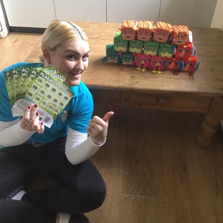 Beste mensen, nog even wat leuks. Dit is mijn studente Roxanne (ze heeft toestemming gegeven voor publicatie). Roxanne wil iedereen nog even bedanken die hier heeft meegespaard voor de Jungle Mini’s van de Lidl. De doelgroep van haar stage is er gek op. 1/2