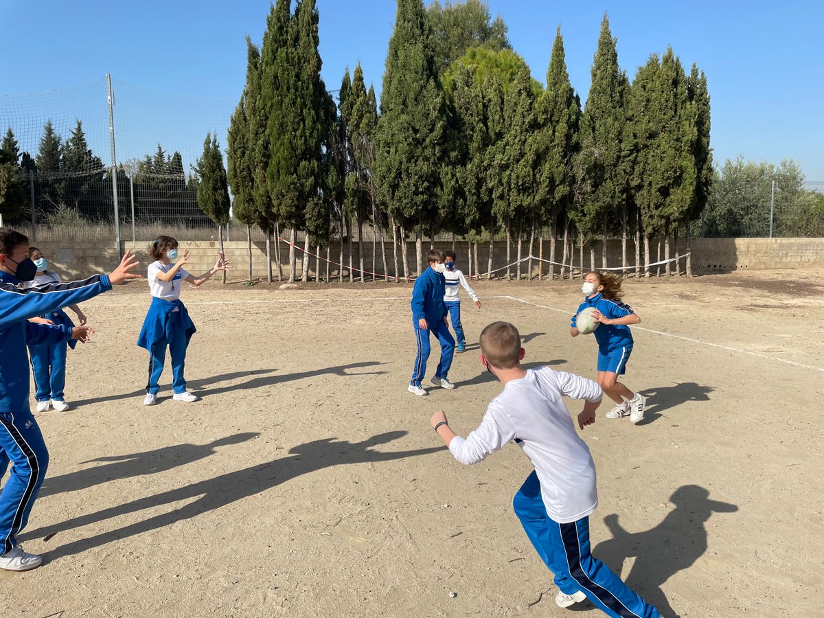 Claretxativa's tweet photo. Colpbol, proves d'atletisme i jocs van ser altres de les activitats físiques i esportives que el nostre centre va desenvolupar en el #DiadeLEsport Gràcies a tots els/les docents, equip directiu i conserges per fer-ho possible! https://t.co/PYKBWw7Mg5