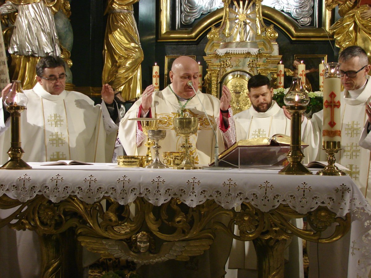bp_greger's tweet photo. Pan Jezus, tej nocy, kiedy został wydany, "umiłowawszy swoich na świecie, do końca ich umiłował" (por. J 13, 1). O tej prawdzie rozważaliśmy w żywieckiej konkatedrze, rozpoczynając tegoroczne Triduum Paschalne. https://t.co/8GQRNYmvhb